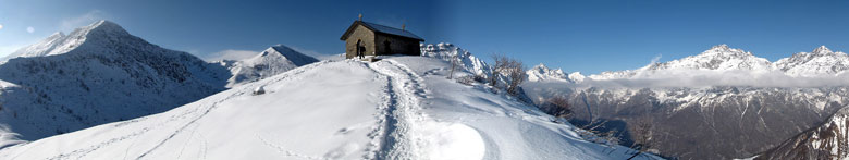 Dalla chiesetta del Passo della Manina vista verso i giganti orobici e il Sasna