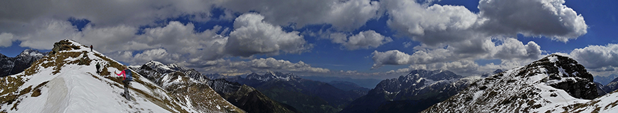 Passando dal Sasna (2229 m) all'anticima-est e al Passo di Sasna