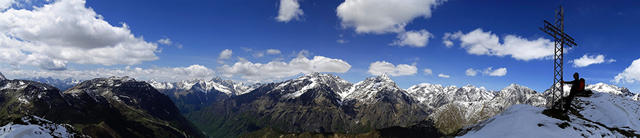 Alla croce dell'anticima sud-ovest del Sasna (2205 m)
