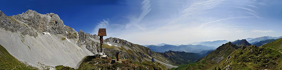 Al Colle degli Agnelli (2000 m) il crocifisso 'Signore dei ghiaioni)