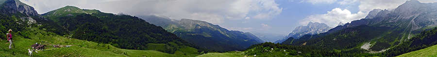 Baita Nevel (Neel) di mezzo (1614 m) tra Allpe Corte e Passo Branchino