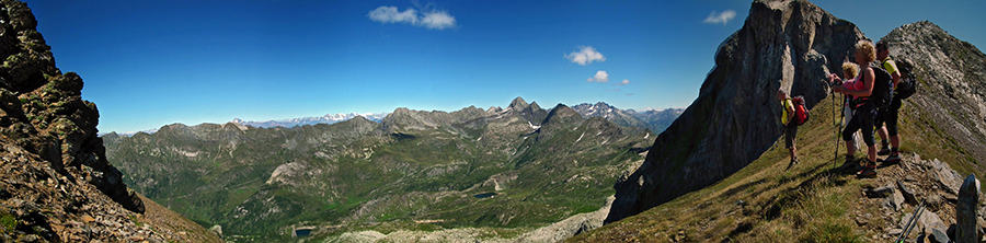 Dalla sella tra Cabianca e Valrossa vista sulla Conca del Calvi