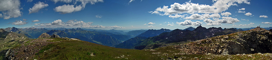 Dalla cresta di vetta del Cabianca vista verso le Orobie di Val Seriana