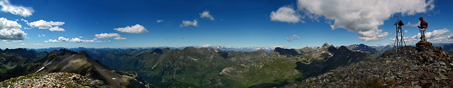 Dalla cresta di vetta del Cabianca vista verso le Orobie di Val Brembana