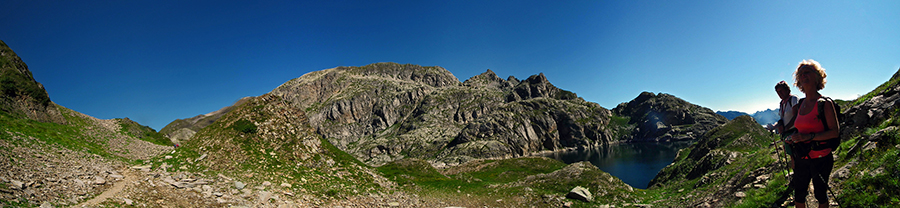 Sul sentiero 268 con vista sul Lago Nero e sul Monte Cabianca