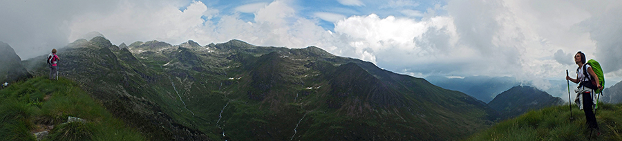 Salendo in cresta verso il Monte Campagano