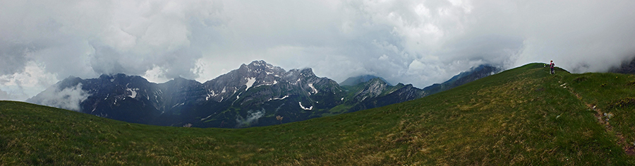 Verso la vetta del Monte Campagano (2053 m)