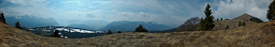 Panoramica dalle pendici del Monte Colombina verso l'altopiano di Bossico e il Lago d'Iseo