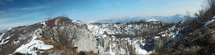 Dalla cresta di vetta della Cornagera vista sulla sottostante valletta tra torrioni, guglie e pinnacoli