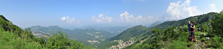 In cresta di vetta Cornagera con vista verso Val Serina e Monte Poieto
