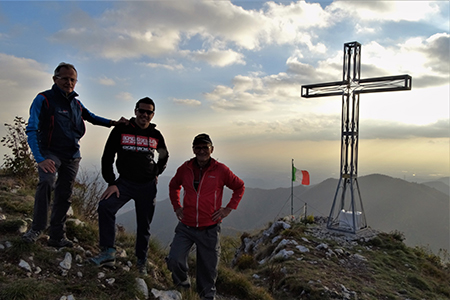 In Cornagera (1311 m) ad anello sui sentieri ‘Cornagera�? e ‘Vetta�? il 30 ottobre 2017  - FOTOGALLERY