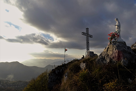 In Cornagera (1311 m) ad anello sui sentieri ‘Cornagera�? e ‘Vetta�? il 30 ottobre 2017  - FOTOGALLERY