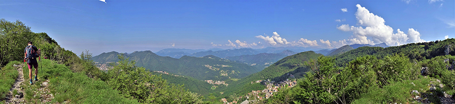 Dalla cresta per vetta Cornagera bella vista panoramica verso la Val Serina