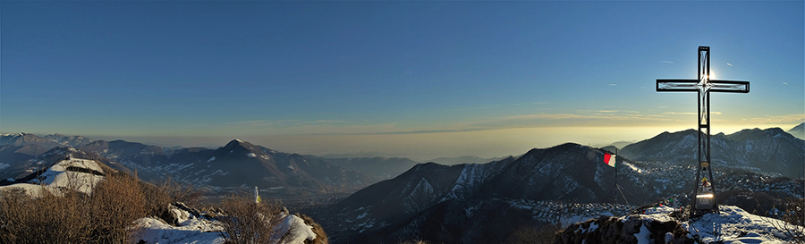 Dalla bella croce in Cornagera panorama sull'altopiano di Selvino-Aviatico ed oltre