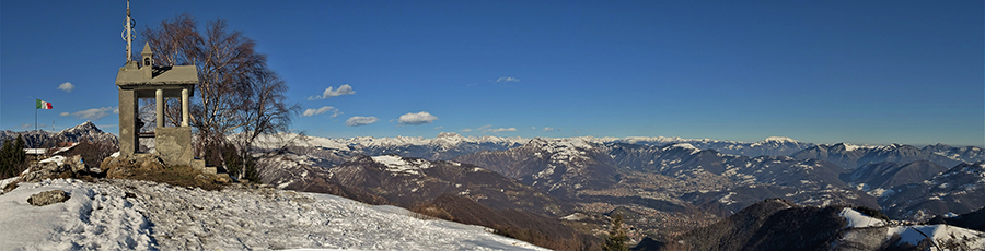 Vista panoramica dalla Madonnina della neve del Monte Poieto (1360 m)