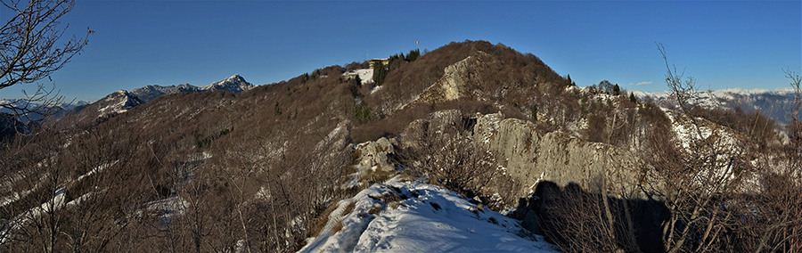 Monte Poieto con rifugio visto dalla cresta della Cornagera