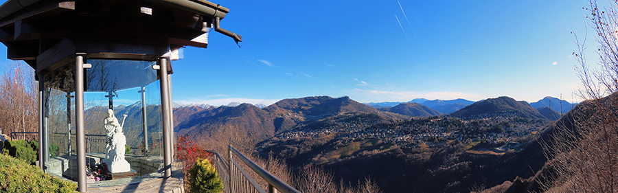 Dal tempietto Madonna del Perellop-Salmezza- bel panorama sull'altopiano Selvino-Aviatico e verso i monti Cornagera e Poieto