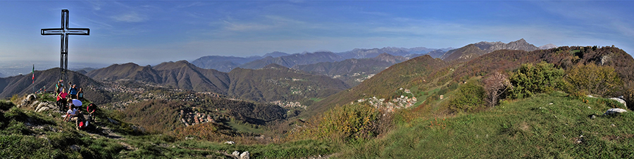 Vista panoramica dalla Cornagera (1311 m) verso altopiano Selvino-Aviatico e Val Serina