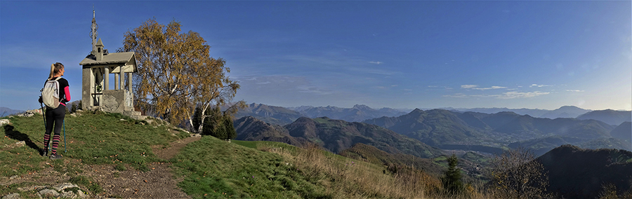 Vista panoramica dalla Madonnina della neve in vetta al Monte Poieto (1360 m) verso Valle Seriana