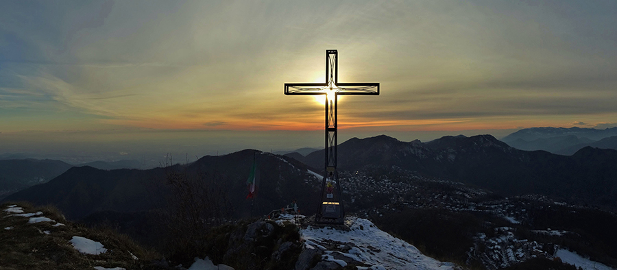 Dalla bella croce in Cornagera panorama sull'altopiano di Selvino-Aviatico ed oltre
