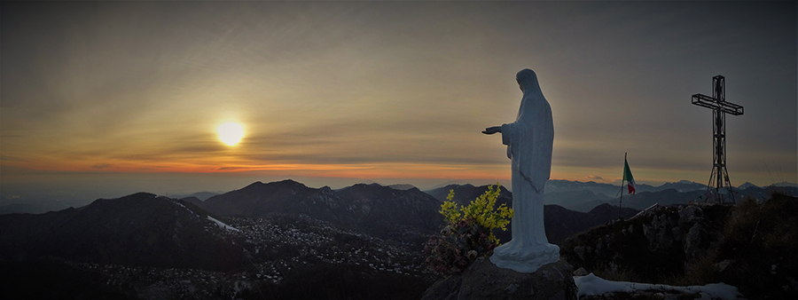 Dalla bianca Madonnina e dalla bella croce in Cornagera panorama sull'altopiano di Selvino-Aviatico ed oltre