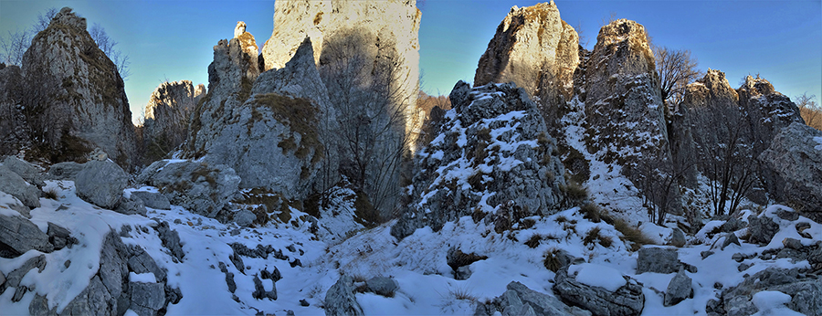 Panoramica parziale su torrioni e ghiaioni del 'labirinto' in Cornagera