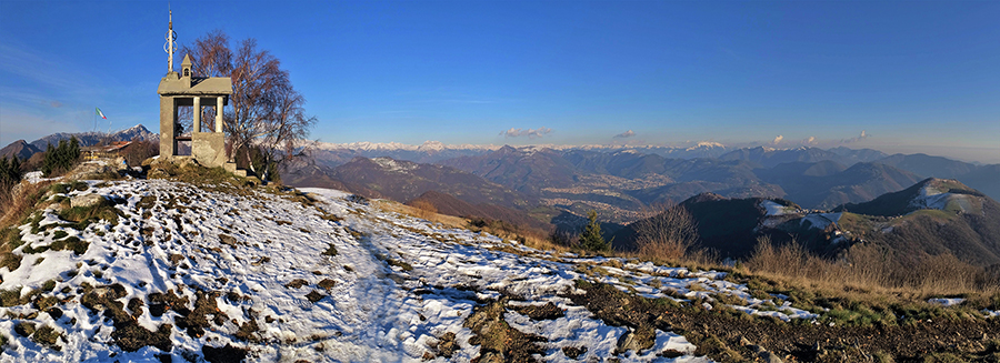 Vista panoramica dalla Madonnina della neve del Monte Poieto (1360 m)