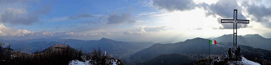 Dalla vetta della Cornagera (1311 m) panorama verso la Valle Seriana