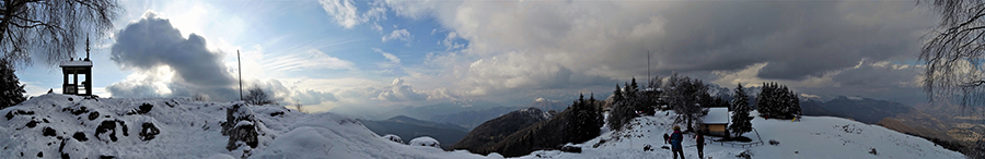 Dalla cappelletta di vetta del Monte Poieto vista verso il Rifugio