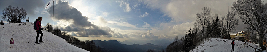 Dalla cappelletta di vetta del Monte Poieto vista verso il Rifugio