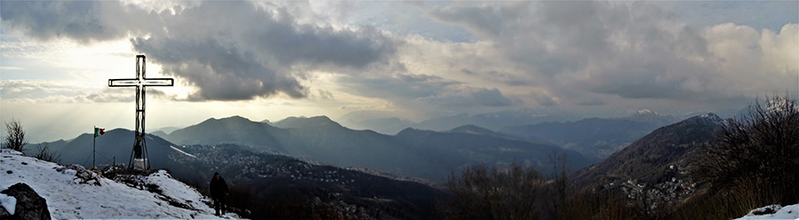 Dalla vetta della Cornagera (1311 m) panorama verso la Valle Serina