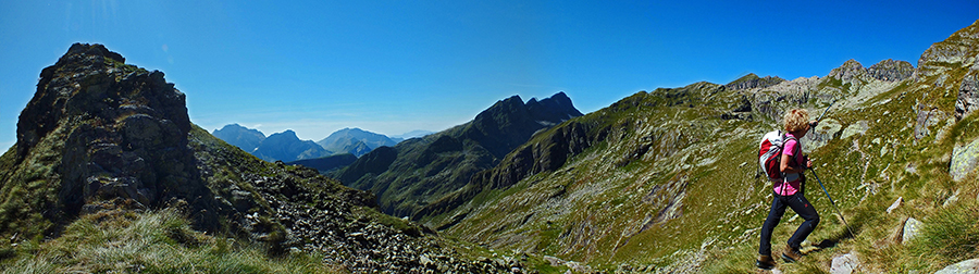 Alla selletta sopra lo Stagno della Corna, salendo verso i Laghi Alti di Salina