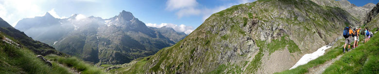 Salendo in Val Malgina verso il lago