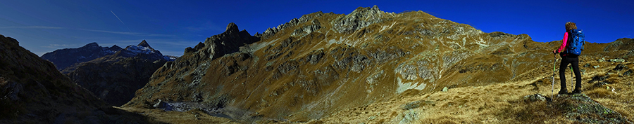 Salendo verso Costa d'Agnone per il Madonnino vista sulla valle del Cernello