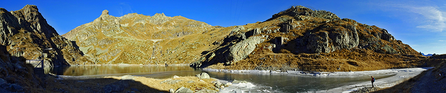 Lago Sucotto semighiacciato con vista in Monte Sucotto e Madonnino