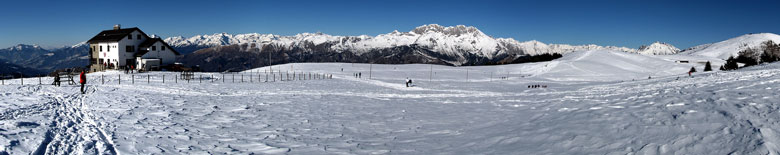 Dal Rifugio Magnolini ampia vista verso l'Alta Valle Seriana con la Presolanae il Monte Pora - 20 dicembre 2009