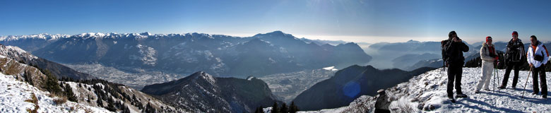 Dal Rifugio Magnolini ampia vista verso l'Alta Valle Seriana con la Presolanae il Monte Pora - 20 dicembre 2009