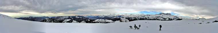 Dal Rifugio Magnolini ampia vista verso l'Alta Valle Seriana con la Presolana - 7 marzo 09