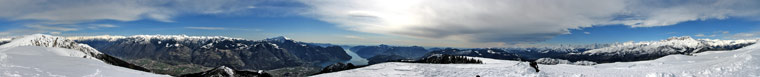 Dal Monte Alto panoramica verso la Val Camonica, il Lago d'Iseo, la Valle Cavallina e l'Alta Valle Seriana