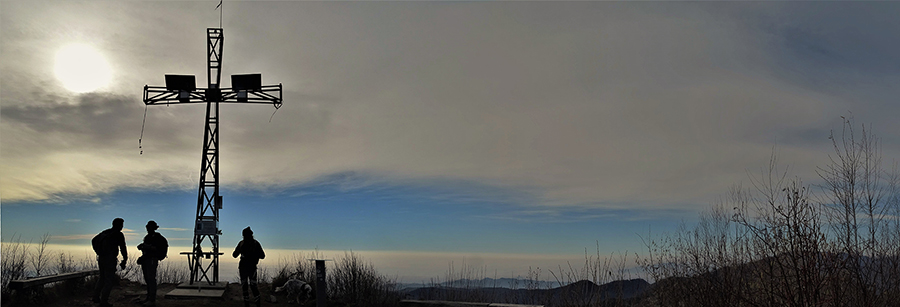 Vista panoramica dalla croce grande dell'anticima sud del Podona (1183 m)