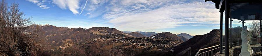 Dalla cappelletta Madonna del Perello presso Salmezza vista sull'altopiano Selvino-Aviatico