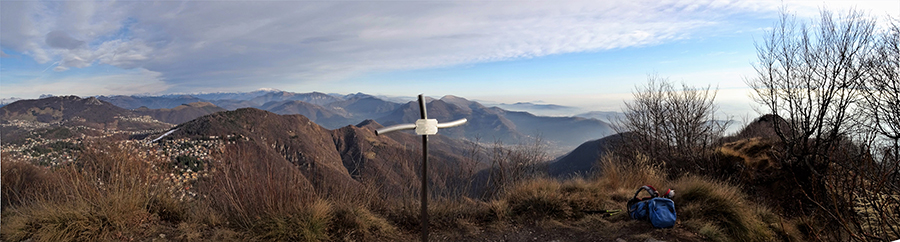 Panorama dalla cima del Podona (1228 m) verso l'altopiano Selvino-Aviatico e la Valle Seriana