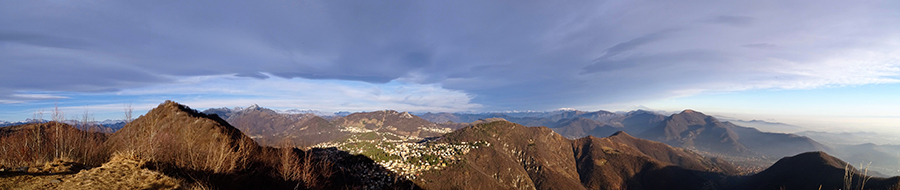 Panorama dall'anticima del Podona verso la cima, l'altopiano Selvino-Aviatico e la Valle Seriana