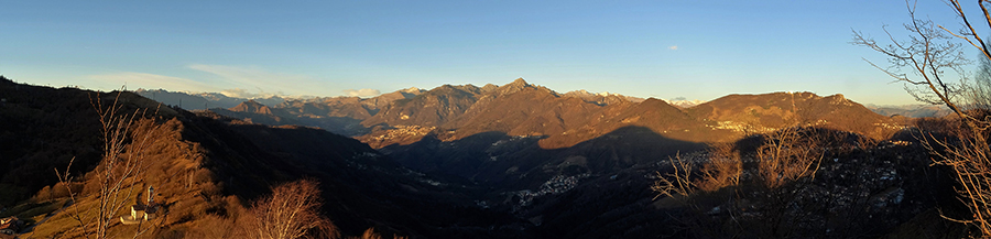 In primo piano Salemezza, in secondo piano Val Serina nelle luci ed ombre del tramonto