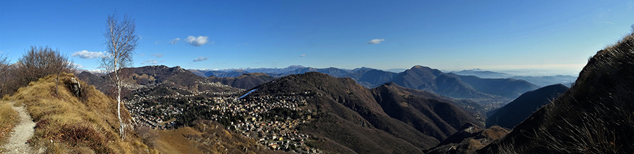 Dal sentiero di salita da Salmezza alla cima del Podona bella vista sull'altopiano Selvino-Aviatico, sulla valle del Carso e lverso la Valle Seriana