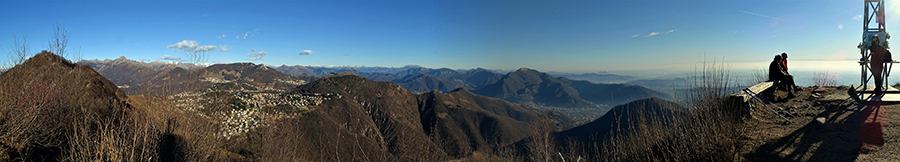 Dalla grande croce dell'anticima del Podona bella vista sull'altopiano Selvino-Aviatico, sulla valle del Carso e verso la Valle Seriana