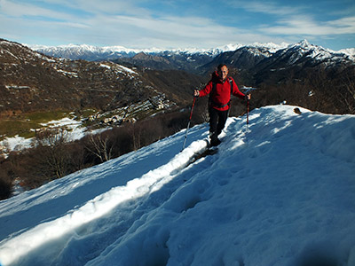 Salita alla cima (1227 m.) e all'anticima sud (1192 m.) del MONTE PODONA (1227 m.) ancora con neve la mattina di Pasqua - FOTOGALLERY