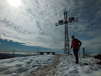 Salita alla cima (1227 m.) e all'anticima sud (1192 m.) del MONTE PODONA (1227 m.) ancora con neve la mattina di Pasqua - FOTOGALLERY