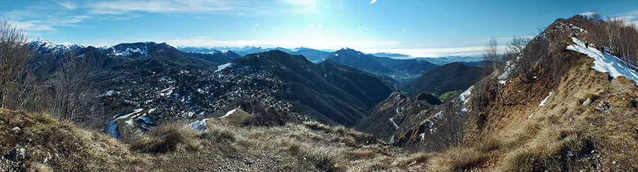 Salendo in Podona con vista sull'altopiano di Selvino e verso la Valle Seriana