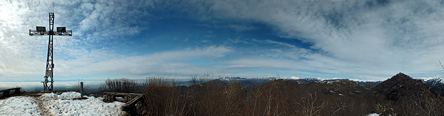 Dalla croce dell'anticima sud (1192 m.) panorama ad ovest fino alla cima del Monte Podona (1127 m.)